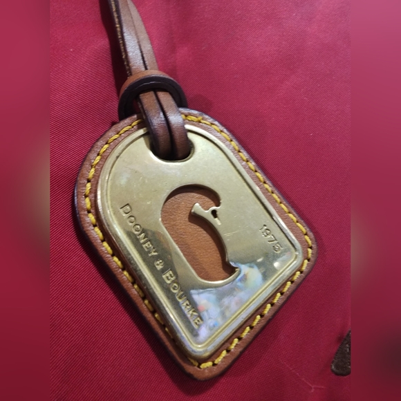 Athletic red Dooney & Bourke beg - Picture 13 of 15